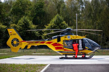 Czestochowa, Polonya - 06 Ağustos 2019: Hava Ambülansı (LPR) Czestochowa 'daki Voyvoda Uzman Hastanesi' ndeki uçak pistinde faaliyet gösteriyor. Helikopter EC-135 ve hava ambulansı kurtarma görevinde.
