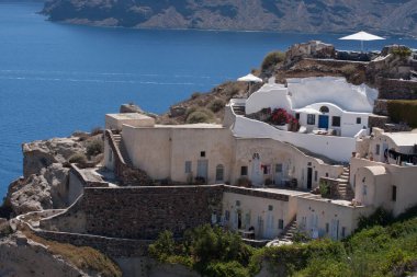 Santorini Adası, Yunanistan, Aegan Denizi. Geleneksel ve ünlü beyaz evler ve deniz manzaralı kiliseler.