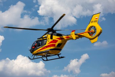 Czestochowa, Polonya - 06 Ağustos 2019: Hava Ambülansı (LPR) Czestochowa 'daki Voyvoda Uzman Hastanesi' ndeki uçak pistinde faaliyet gösteriyor. Helikopter EC-135 ve hava ambulansı kurtarma görevinde.