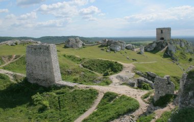 Polonya, Olsztyn 'deki şatonun kalıntıları. Krakow-Czestochowa Upland, Polonya Jurassic Highland veya Polonya Jura. Jura Sistemi 'nin bir parçası.