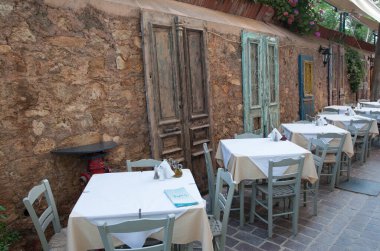 Girit, Yunanistan - 01 Temmuz 2013: restoranda boş masalar, eski Chania kasabası