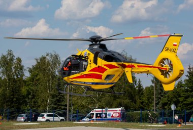 Czestochowa, Polonya - 06 Ağustos 2019: Hava Ambülansı (LPR) Czestochowa 'daki Voyvoda Uzman Hastanesi' ndeki uçak pistinde faaliyet gösteriyor. Helikopter EC-135 ve hava ambulansı kurtarma görevinde.