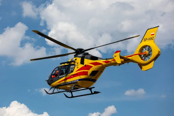Czestochowa, Polonya - 06 Ağustos 2019: Hava Ambülansı (LPR) Czestochowa 'daki Voyvoda Uzman Hastanesi' ndeki uçak pistinde faaliyet gösteriyor. Helikopter EC-135 ve hava ambulansı kurtarma görevinde.