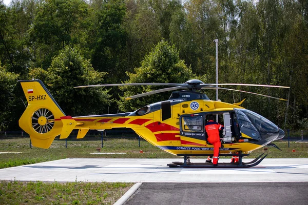 Czestochowa, Polonya - 06 Ağustos 2019: Hava Ambülansı (LPR) Czestochowa 'daki Voyvoda Uzman Hastanesi' ndeki uçak pistinde faaliyet gösteriyor. Helikopter EC-135 ve hava ambulansı kurtarma görevinde.