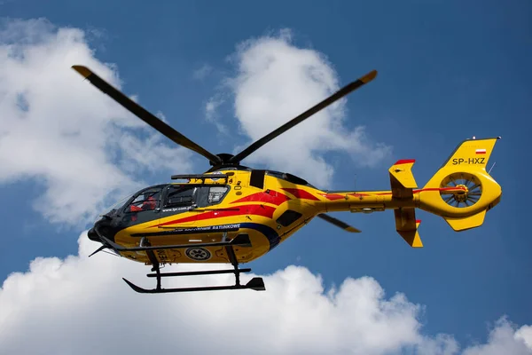 Czestochowa, Polonya - 06 Ağustos 2019: Hava Ambülansı (LPR) Czestochowa 'daki Voyvoda Uzman Hastanesi' ndeki uçak pistinde faaliyet gösteriyor. Helikopter EC-135 ve hava ambulansı kurtarma görevinde.