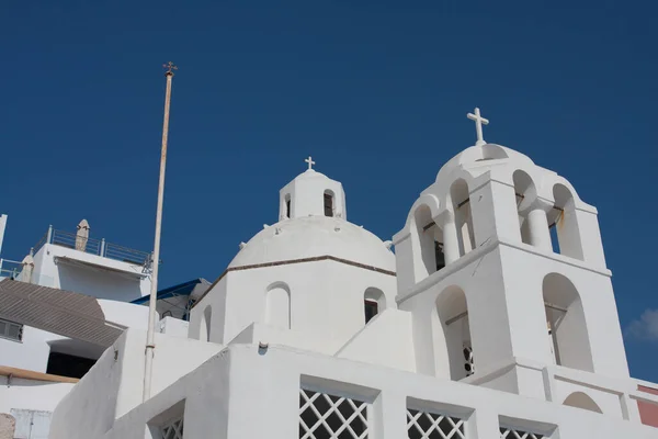 サントリーニ島 ギリシャ エーゲ海 海の景色を望む伝統的で有名な白い家や教会 — ストック写真