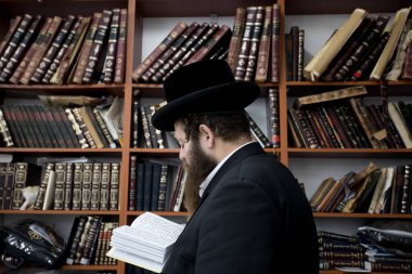 Lelow, Poland- 03 Şubat 2017: Hasidik Ortodoks Yahudiler Tzadik David Biderman 'ın 203' üncü ölüm yıldönümünü kutluyorlar