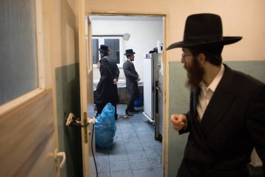 Lelow, Poland- 03 Şubat 2017: Hasidik Ortodoks Yahudiler Tzadik David Biderman 'ın 203' üncü ölüm yıldönümünü kutluyorlar