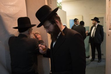 Lelow, Poland- 03 Şubat 2017: Hasidik Ortodoks Yahudiler Tzadik David Biderman 'ın 203' üncü ölüm yıldönümünü kutluyorlar