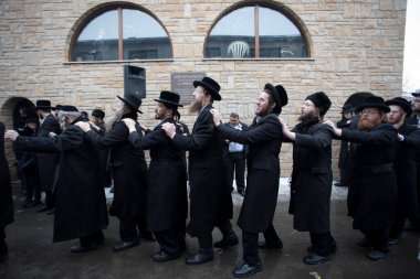 Lelow, Poland- 03 Şubat 2017: Hasidik Ortodoks Yahudiler Tzadik David Biderman 'ın 203' üncü ölüm yıldönümünü kutluyorlar