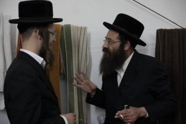 Lelow, Poland- 03 Şubat 2017: Hasidik Ortodoks Yahudiler Tzadik David Biderman 'ın 203' üncü ölüm yıldönümünü kutluyorlar