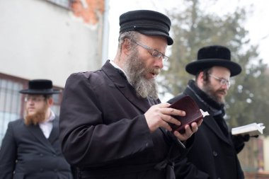 Lelow, Poland- 03 Şubat 2017: Hasidik Ortodoks Yahudiler Tzadik David Biderman 'ın 203' üncü ölüm yıldönümünü kutluyorlar