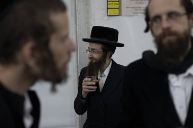 Lelow, Poland- 03 Şubat 2017: Hasidik Ortodoks Yahudiler Tzadik David Biderman 'ın 203' üncü ölüm yıldönümünü kutluyorlar