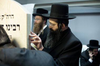 Lelow, Poland- 03 Şubat 2017: Hasidik Ortodoks Yahudiler Tzadik David Biderman 'ın 203' üncü ölüm yıldönümünü kutluyorlar