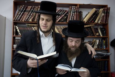 Lelow, Poland- 03 Şubat 2017: Hasidik Ortodoks Yahudiler Tzadik David Biderman 'ın 203' üncü ölüm yıldönümünü kutluyorlar