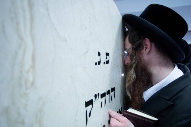 Lelow, Poland- 03 Şubat 2017: Hasidik Ortodoks Yahudiler Tzadik David Biderman 'ın 203' üncü ölüm yıldönümünü kutluyorlar