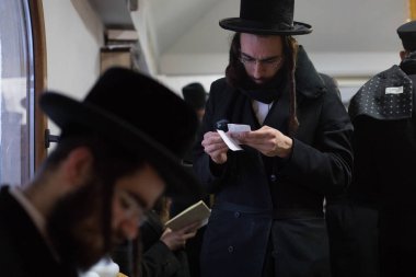 Lelow, Poland- 03 Şubat 2017: Hasidik Ortodoks Yahudiler Tzadik David Biderman 'ın 203' üncü ölüm yıldönümünü kutluyorlar