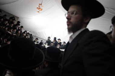 Lelow, Poland- 03 Şubat 2017: Hasidik Ortodoks Yahudiler Tzadik David Biderman 'ın 203' üncü ölüm yıldönümünü kutluyorlar