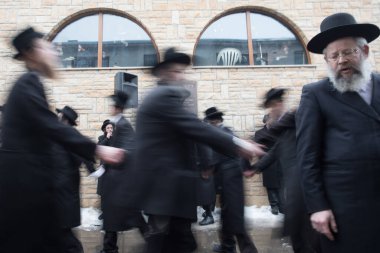 Lelow, Poland- 03 Şubat 2017: Hasidik Ortodoks Yahudiler Tzadik David Biderman 'ın 203' üncü ölüm yıldönümünü kutluyorlar