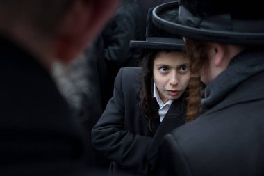 Lelow, Poland- 03 Şubat 2017: Hasidik Ortodoks Yahudiler Tzadik David Biderman 'ın 203' üncü ölüm yıldönümünü kutluyorlar