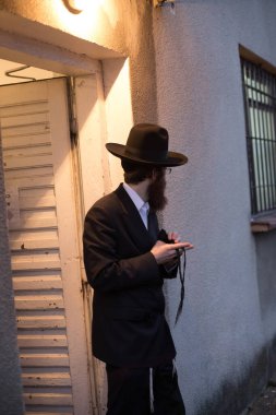 Lelow, Poland- 03 Şubat 2017: Hasidik Ortodoks Yahudiler Tzadik David Biderman 'ın 203' üncü ölüm yıldönümünü kutluyorlar