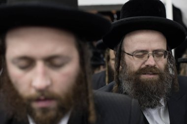 Lelow, Poland- 03 Şubat 2017: Hasidik Ortodoks Yahudiler Tzadik David Biderman 'ın 203' üncü ölüm yıldönümünü kutluyorlar