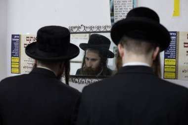 Lelow, Poland- 03 Şubat 2017: Hasidik Ortodoks Yahudiler Tzadik David Biderman 'ın 203' üncü ölüm yıldönümünü kutluyorlar