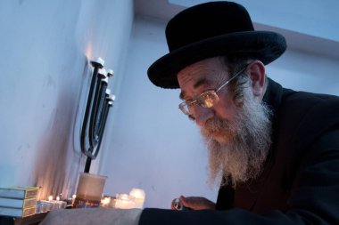 Lelow, Poland- 03 Şubat 2017: Hasidik Ortodoks Yahudiler Tzadik David Biderman 'ın 203' üncü ölüm yıldönümünü kutluyorlar