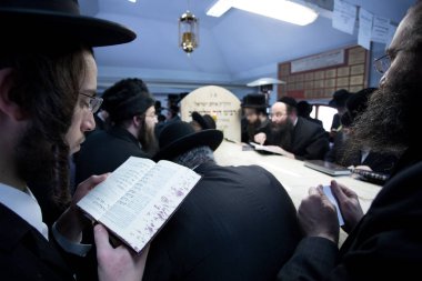 Lelow, Poland- 03 Şubat 2017: Hasidik Ortodoks Yahudiler Tzadik David Biderman 'ın 203' üncü ölüm yıldönümünü kutluyorlar