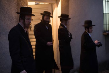 Lelow, Poland- 03 Şubat 2017: Hasidik Ortodoks Yahudiler Tzadik David Biderman 'ın 203' üncü ölüm yıldönümünü kutluyorlar