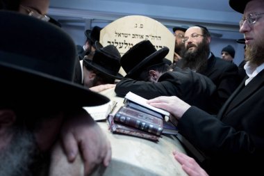 Lelow, Poland- 03 Şubat 2017: Hasidik Ortodoks Yahudiler Tzadik David Biderman 'ın 203' üncü ölüm yıldönümünü kutluyorlar