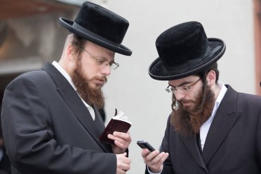 Lelow, Poland- 03 Şubat 2017: Hasidik Ortodoks Yahudiler Tzadik David Biderman 'ın 203' üncü ölüm yıldönümünü kutluyorlar