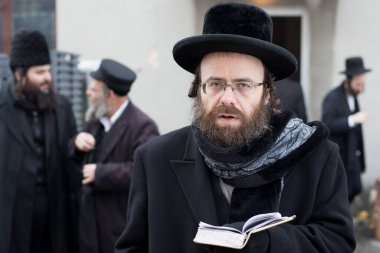 Lelow, Poland- 03 Şubat 2017: Hasidik Ortodoks Yahudiler Tzadik David Biderman 'ın 203' üncü ölüm yıldönümünü kutluyorlar