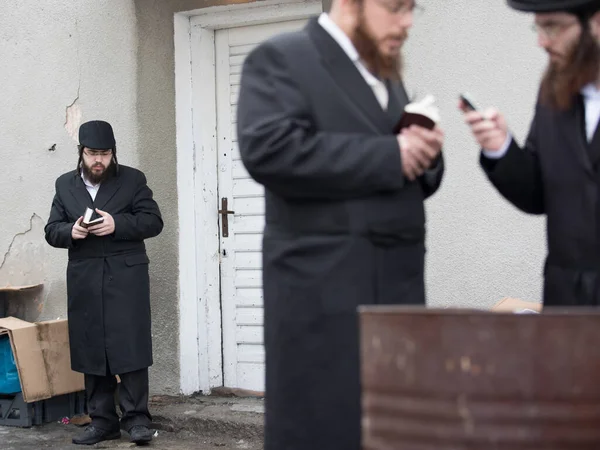 Lelow, Poland- 03 Şubat 2017: Hasidik Ortodoks Yahudiler Tzadik David Biderman 'ın 203' üncü ölüm yıldönümünü kutluyorlar