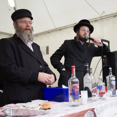 Lezajsk, Polonya - 01 Mart 2016: Tzadik Elimelech 'in ölümünün 231' inci yıldönümü olan Hasidik bayramını kutlamak ve dua etmek için Avrupa, ABD, Kanada ve İsrail 'den gelen Hasidik ortodoks Yahudiler
