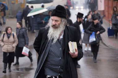 Lezajsk, Polonya - 01 Mart 2016: Tzadik Elimelech 'in ölümünün 231' inci yıldönümü olan Hasidik bayramını kutlamak ve dua etmek için Avrupa, ABD, Kanada ve İsrail 'den gelen Hasidik ortodoks Yahudiler