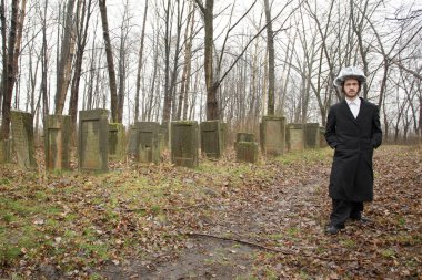 Lezajsk, Polonya - 01 Mart 2016: Tzadik Elimelech 'in ölümünün 231' inci yıldönümü olan Hasidik bayramını kutlamak ve dua etmek için Avrupa, ABD, Kanada ve İsrail 'den gelen Hasidik ortodoks Yahudiler