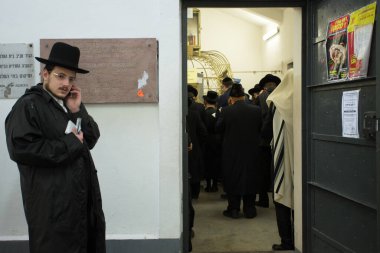 Lezajsk, Polonya - 01 Mart 2016: Tzadik Elimelech 'in ölümünün 231' inci yıldönümü olan Hasidik bayramını kutlamak ve dua etmek için Avrupa, ABD, Kanada ve İsrail 'den gelen Hasidik ortodoks Yahudiler