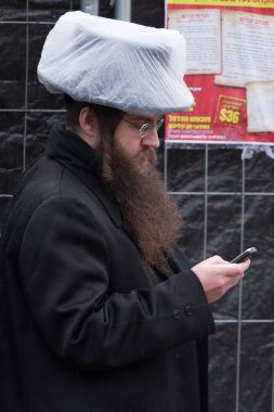 Lezajsk, Polonya - 01 Mart 2016: Tzadik Elimelech 'in ölümünün 231' inci yıldönümü olan Hasidik bayramını kutlamak ve dua etmek için Avrupa, ABD, Kanada ve İsrail 'den gelen Hasidik ortodoks Yahudiler