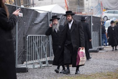 Lezajsk, Polonya - 01 Mart 2016: Tzadik Elimelech 'in ölümünün 231' inci yıldönümü olan Hasidik bayramını kutlamak ve dua etmek için Avrupa, ABD, Kanada ve İsrail 'den gelen Hasidik ortodoks Yahudiler