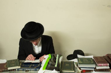 Lezajsk, Polonya - 01 Mart 2016: Tzadik Elimelech 'in ölümünün 231' inci yıldönümü olan Hasidik bayramını kutlamak ve dua etmek için Avrupa, ABD, Kanada ve İsrail 'den gelen Hasidik ortodoks Yahudiler