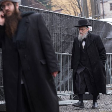 Lezajsk, Polonya - 01 Mart 2016: Tzadik Elimelech 'in ölümünün 231' inci yıldönümü olan Hasidik bayramını kutlamak ve dua etmek için Avrupa, ABD, Kanada ve İsrail 'den gelen Hasidik ortodoks Yahudiler