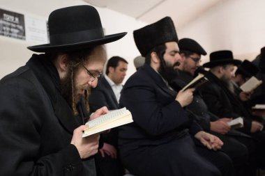 Lezajsk, Polonya - 01 Mart 2016: Tzadik Elimelech 'in ölümünün 231' inci yıldönümü olan Hasidik bayramını kutlamak ve dua etmek için Avrupa, ABD, Kanada ve İsrail 'den gelen Hasidik ortodoks Yahudiler