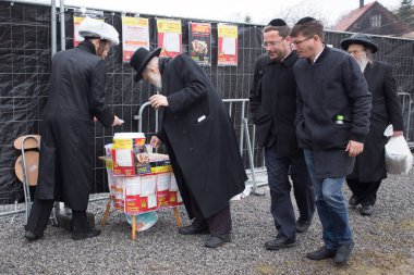 Lezajsk, Polonya - 01 Mart 2016: Tzadik Elimelech 'in ölümünün 231' inci yıldönümü olan Hasidik bayramını kutlamak ve dua etmek için Avrupa, ABD, Kanada ve İsrail 'den gelen Hasidik ortodoks Yahudiler