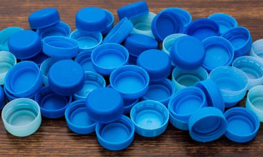 Çok sayıda renkli plastik şişe kapağının yakın plan çekimleri