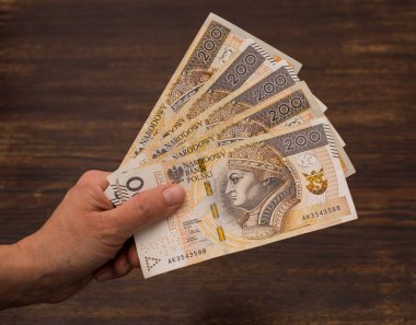 Çeşitli banknotları kapat. Polonya parası, zloti, eski ahşap arka planda PLN.
