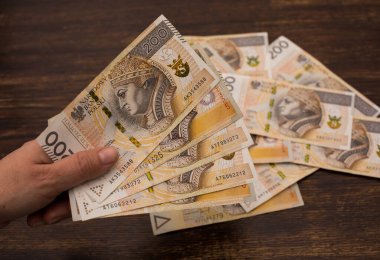 Çeşitli banknotları kapat. Polonya parası, zloti, eski ahşap arka planda PLN.