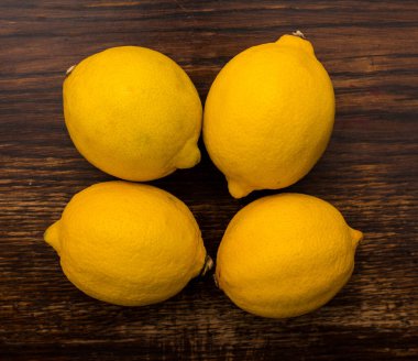 Eski ahşap arka planda sarı limon yakın plan.