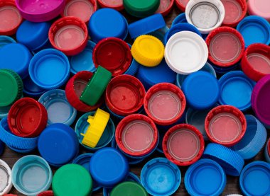 Çok sayıda renkli plastik şişe kapağının yakın plan çekimleri