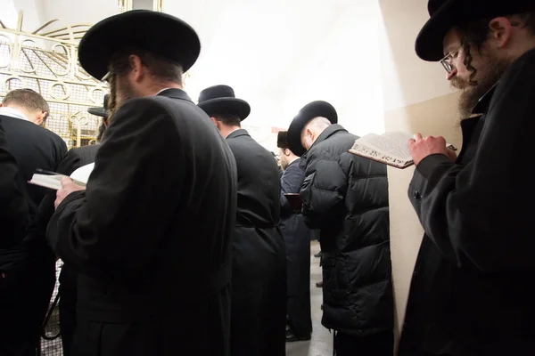 Lezajsk ポーランド March 2016 ヨーロッパ アメリカ カナダ イスラエルから到着した正統派のユダヤ人は ツァディク エリーメレクの死の231周年のハシディクの休日を祝い — ストック写真